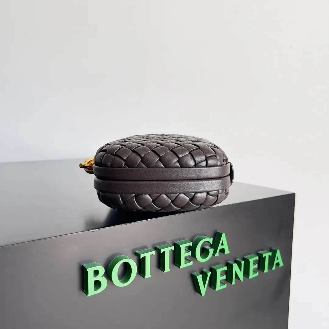 Batch 1860 BV Knot | The classic return of the evening bag. Original leather ➕ Stainless steel hardware ➕ 24k real gold plating ➕ Fully handmade. Those who know the history of our brand should have heard that the knot is a story of Bottega Veneta, and it is also one of the more important design elements. Matthieu Blazy's work this season sublimates Knot's classics, with a new knot design and a woven shoulder strap, plus Fouland Intreccio's weaving technology, adding some fashion to the retro and nostalgic feel of the past. Style number: 717622 Size: 20.5*6*12.5